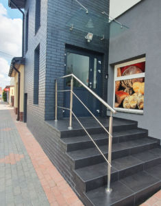 Wejście główne do hostelu Brzozowski